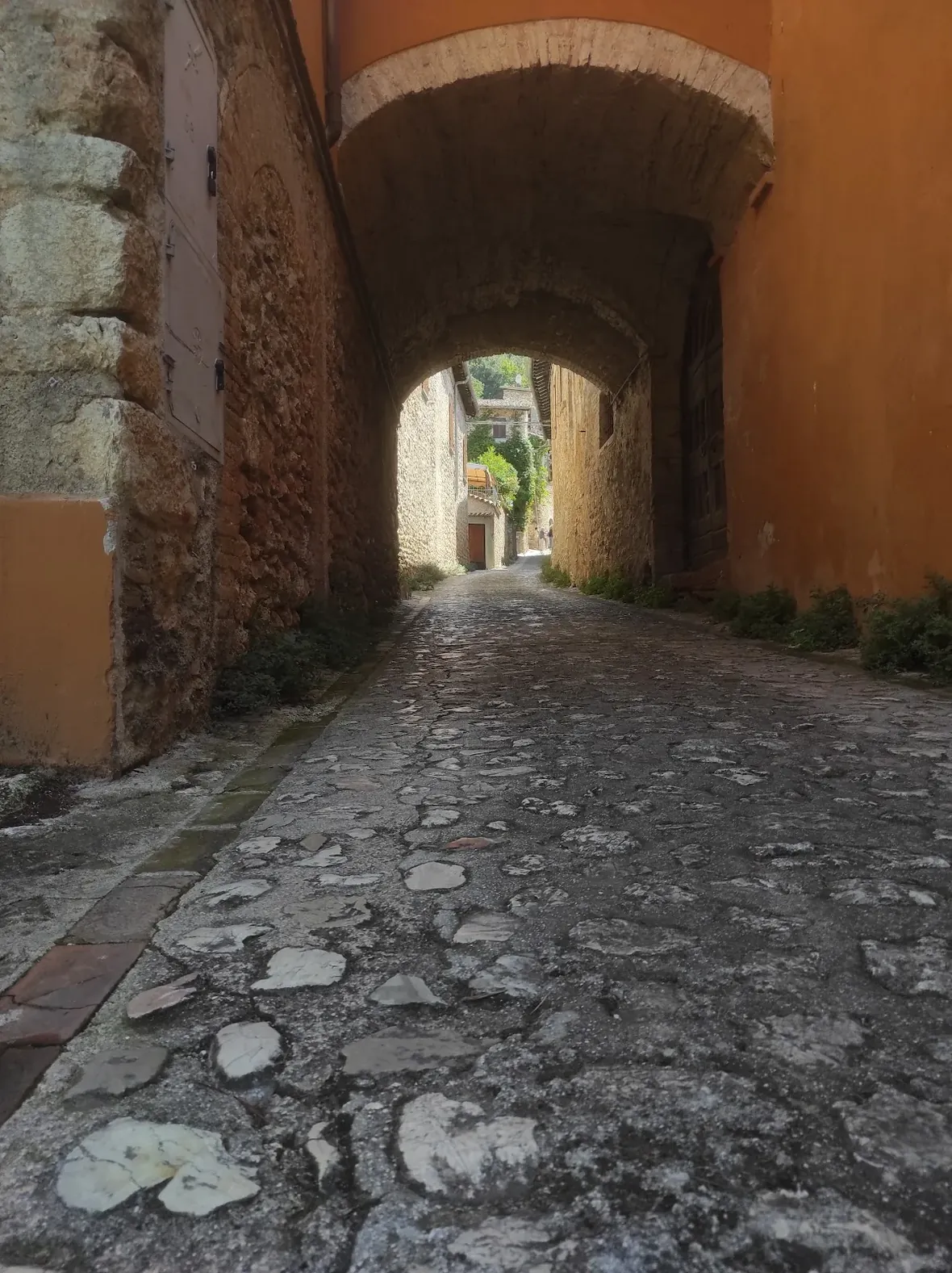Un arco in pietra nel vicolo del paese