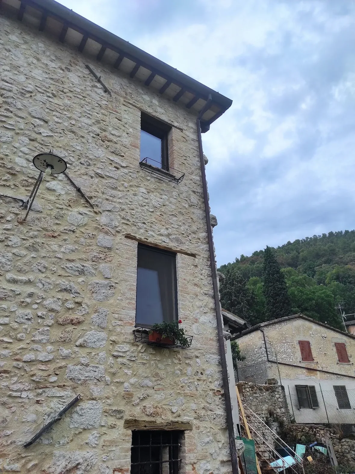 Le case in pietra del borgo di Bazzano