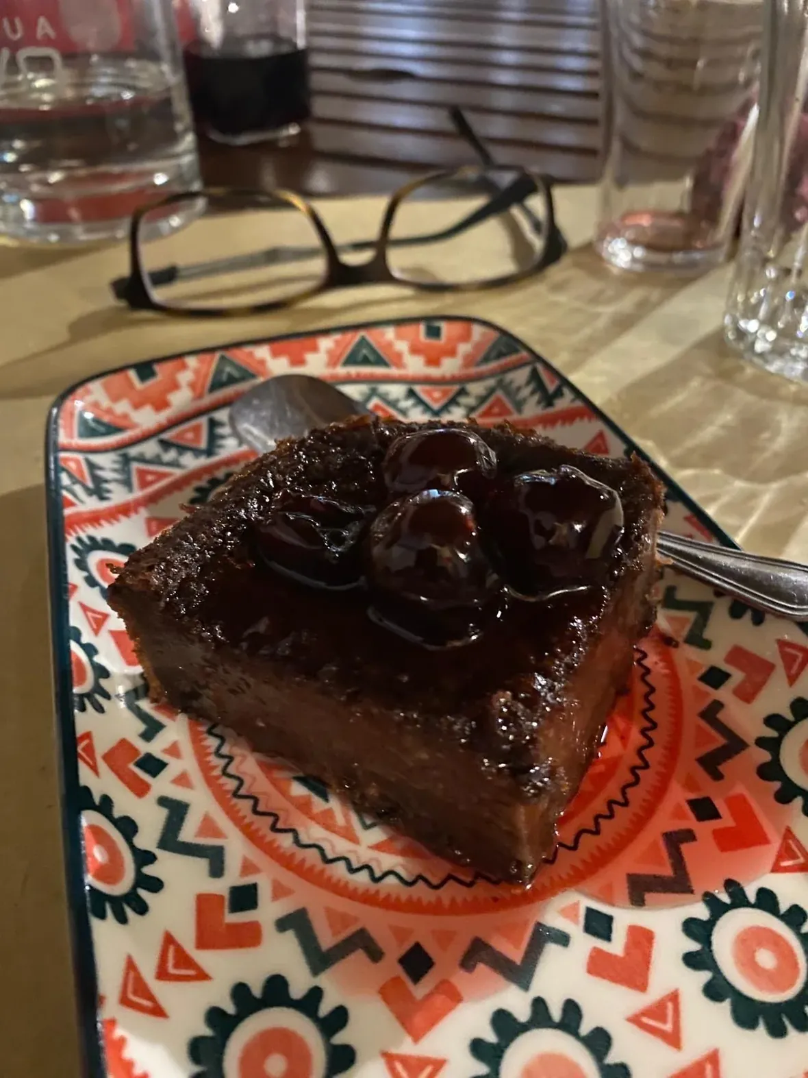 Torta al cioccolato servita a fetta