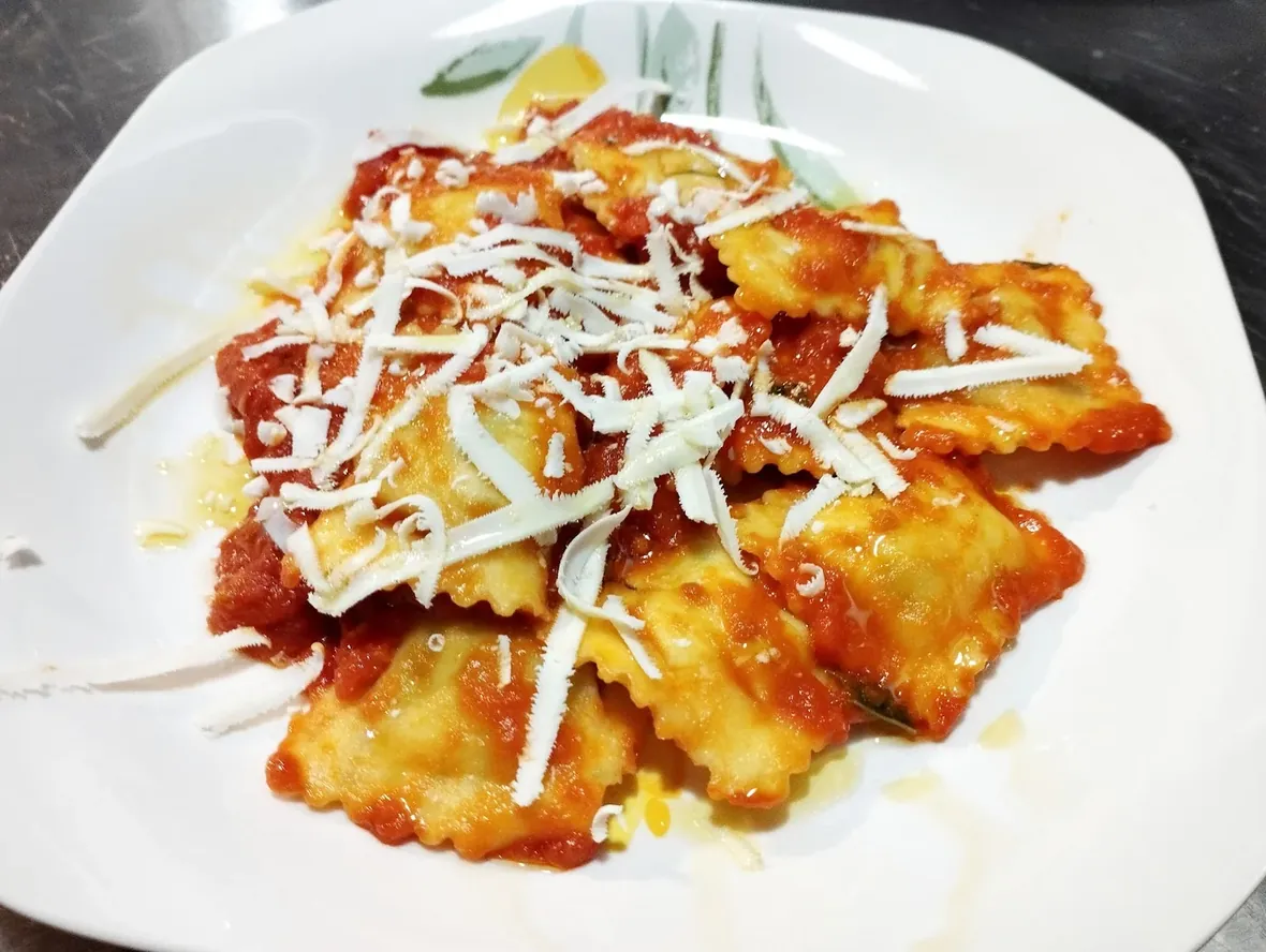 Ravioli al pomodoro con scaglie di formaggio