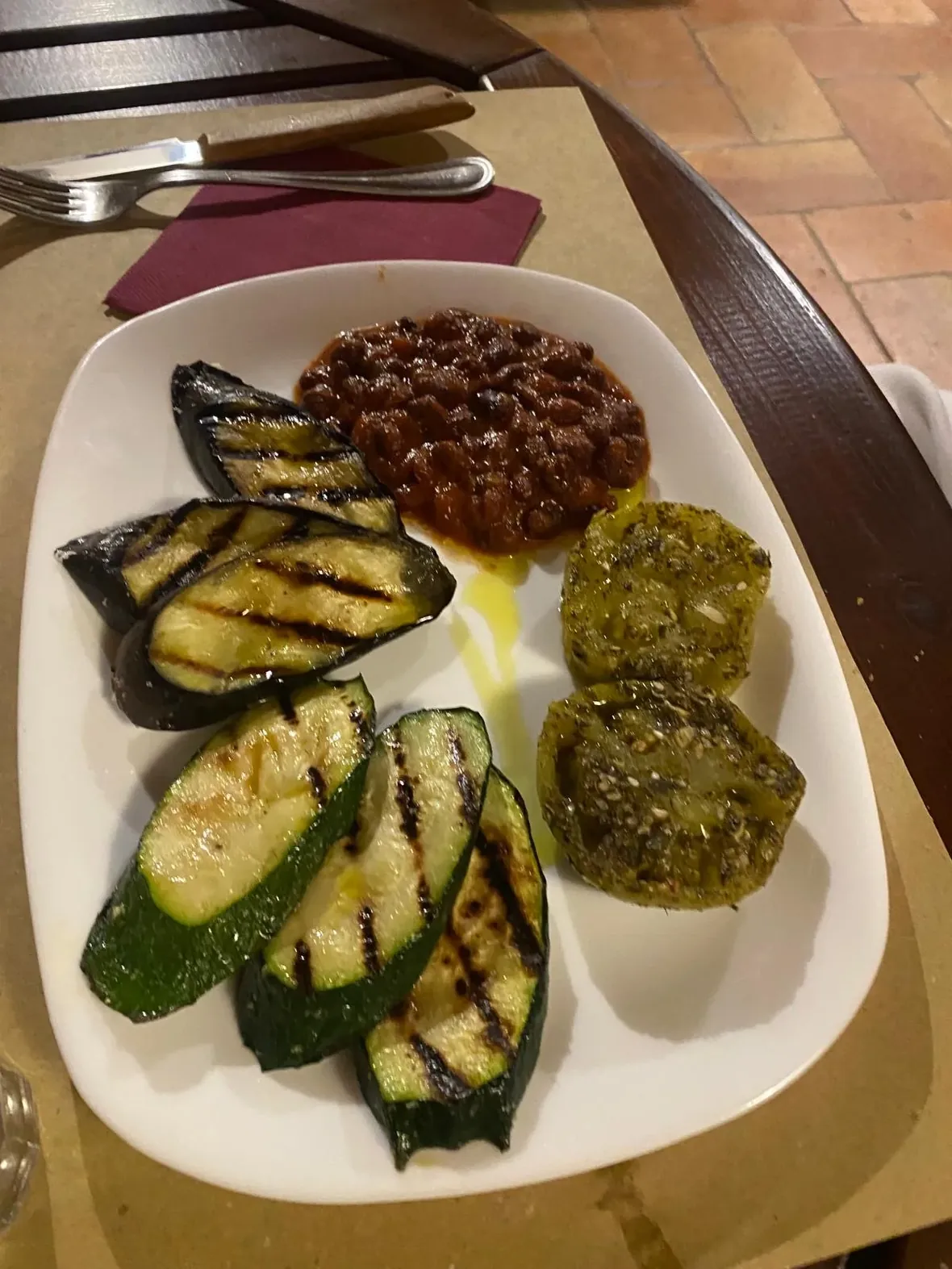 Piatto di verdure grigliate e legumi
