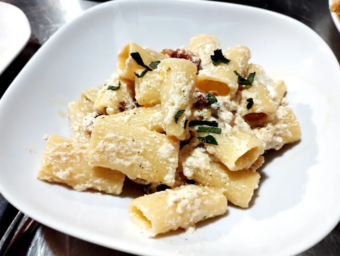 Piatto di pasta fresca con verdure