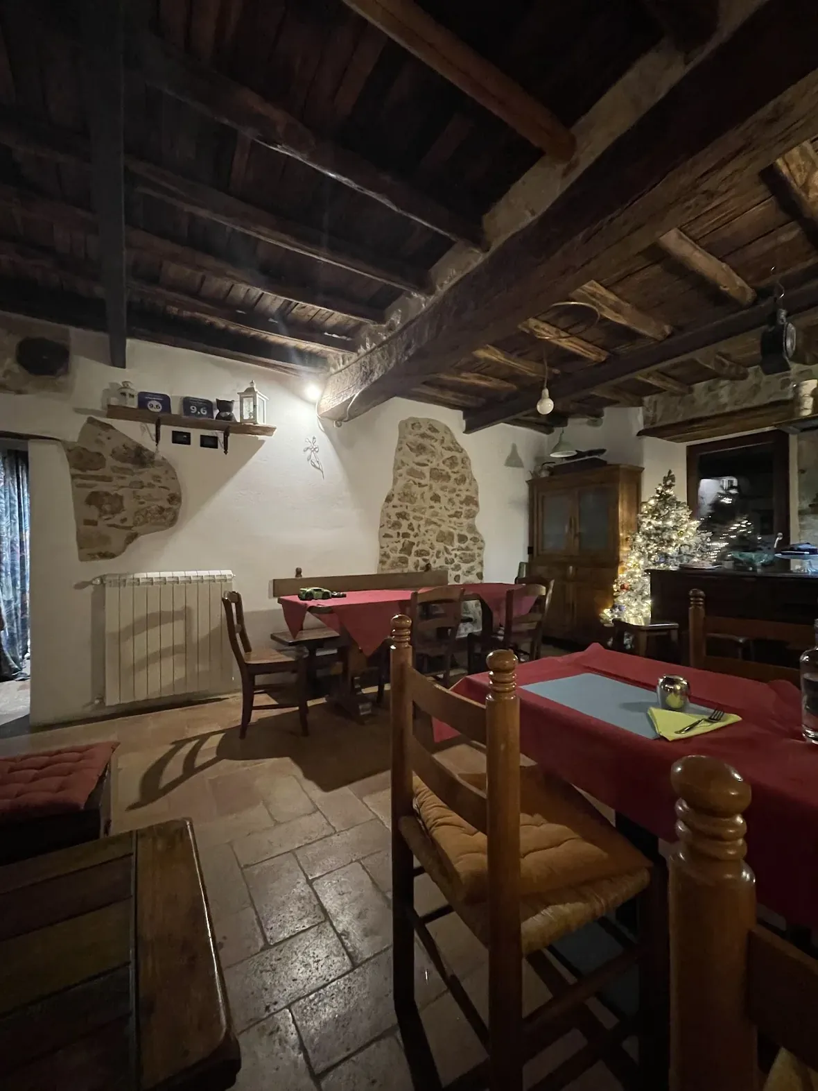 La sala della taverna sotto le travi