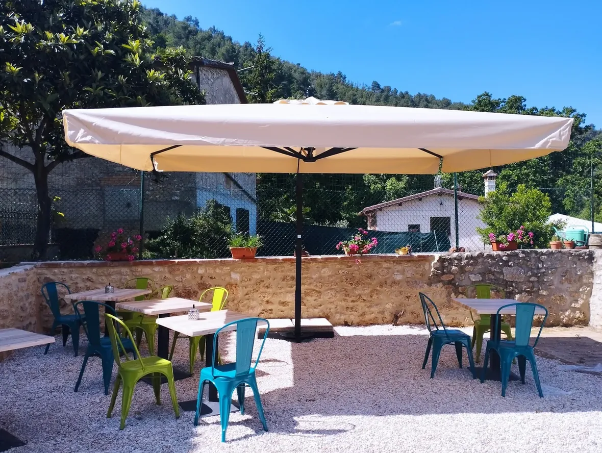 Il terrazzo con l'ombrellone e le sedie colorate